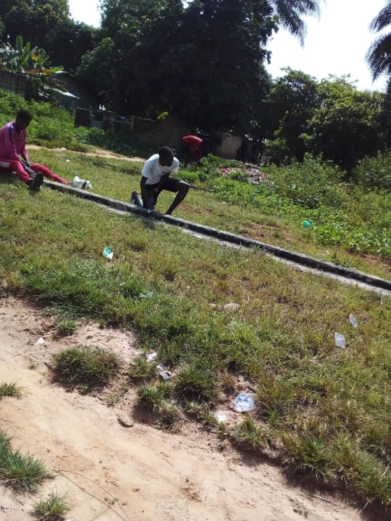 ZIGUINCHOR : LES JEUNES DU QUARTIER DE 《 CITÉ-PEULH》SE MOBILISENT POUR NETTOYER LE CIMETIÈRE . . .