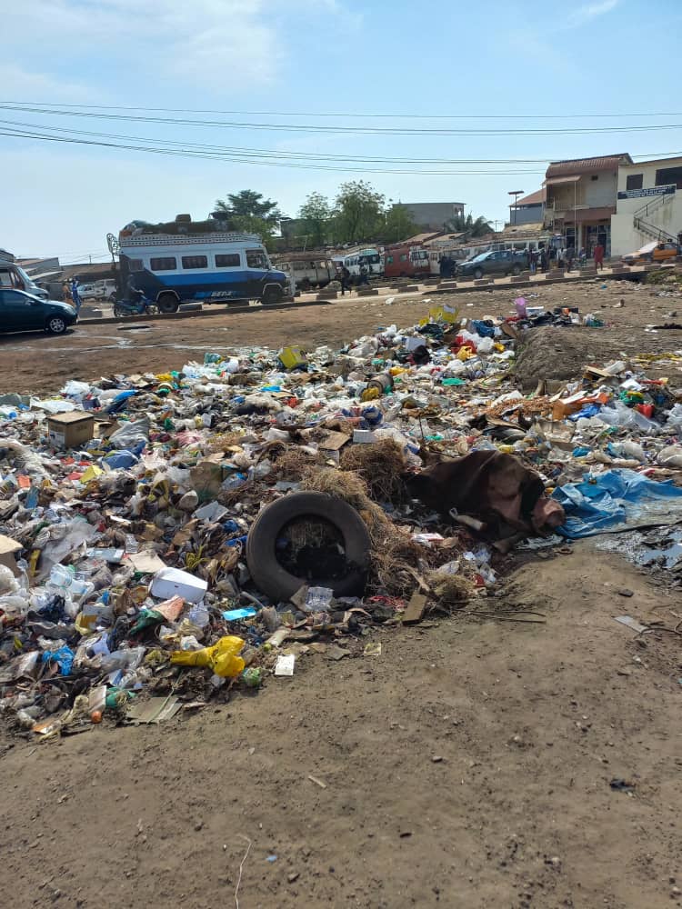 ZIGUINCHOR : LA GARE ROUTIÈRE , UN VÉRITABLE DÉPOTOIRE D’ORDURES . . .