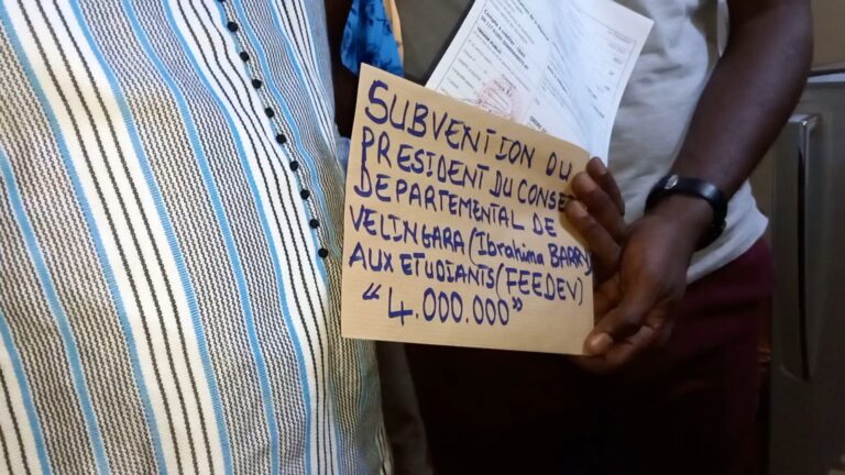 Vélingara : Remise de subvention allouée aux étudiants du département à travers la FEEDEV une somme de 4 000 000 f cfa par le président du conseil départemental IBRAHIMA BARRY ce samedi 12 mai 2023 au siège de l’institution