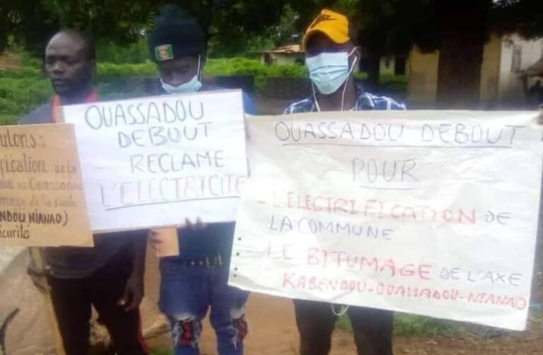 Les populations de la Commune de OUASSADOU, département de velingara, ont organisé des marches de protestation.Entre absence de construction du lycée,route non bitumée et d’électricité, les habitants se sentent oubliés par l’Etat du Sénégal