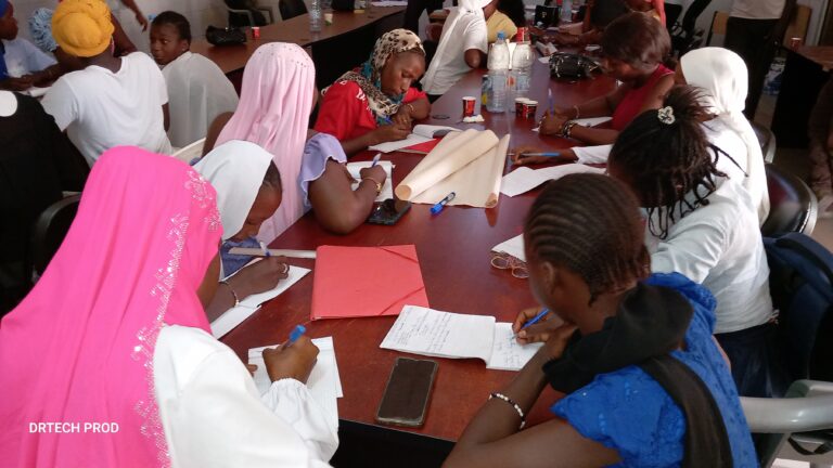 Vélingara : Atelier de formation de 30 jeunes filles leaders des membres des clubs sur la santé de la reproduction(Mariage précoce et grossesse précoce) organisé par l’association des pairs éducateurs du projet Ngalu Soukaabe Rewbe du samedi 18 au dimanche 19 Novembre 2023 au CFP(Centre de Formation Professionnel)