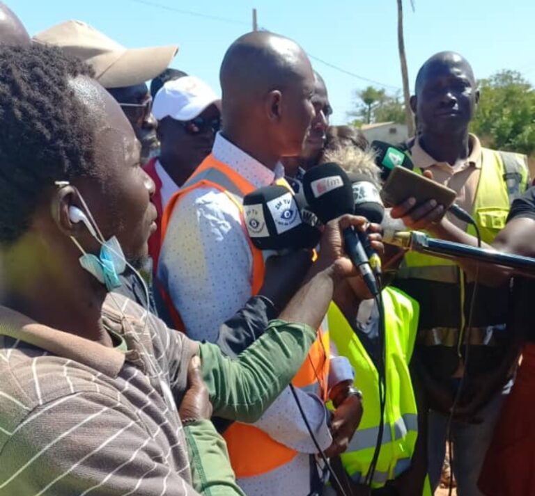 GOUDOMP EN CHANTIERS : LE MAIRE DE LA COMMUNE VISITE LES CHANTIERS EN COURS . . .