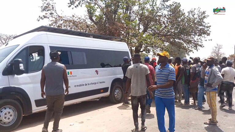 L’association des transporteurs des bennes de carrière du département de velingara a organisé un point de presse ce samedi 09 mars 2024 au niveau du pesage mobile qui se trouve à saré Mamadou situé sur la route de kolda commune de saré Coly sallé. Ils s’insurgent contre la cherté des taxes et la double des pesages, 2 pesage dans une même commune