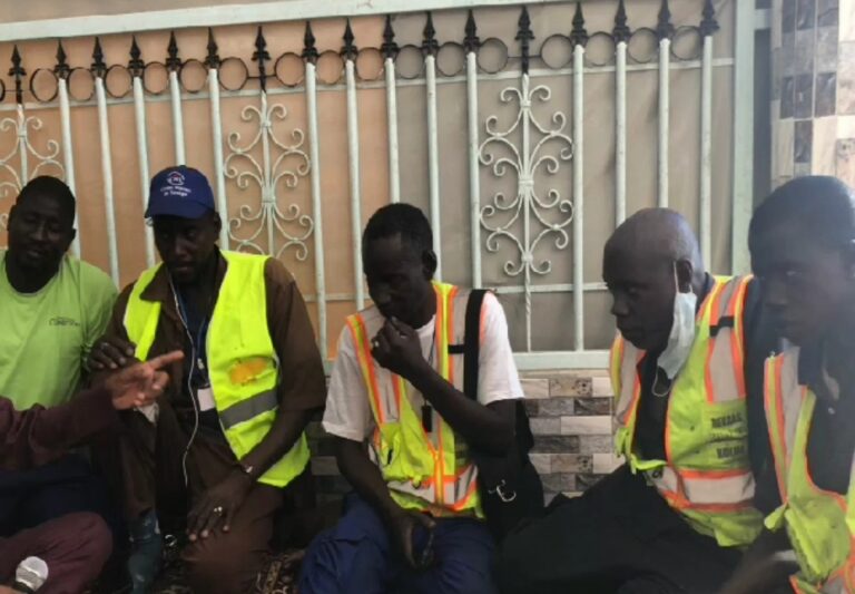 Le regroupement des Vrais Artisans de l’automobile du Sénégal (REVA’S) présent au daakaa de Médina gounass pour la 83ème édition 45 mécaniciens et électriciens sur le site pour aider les pèlerins gratuiment